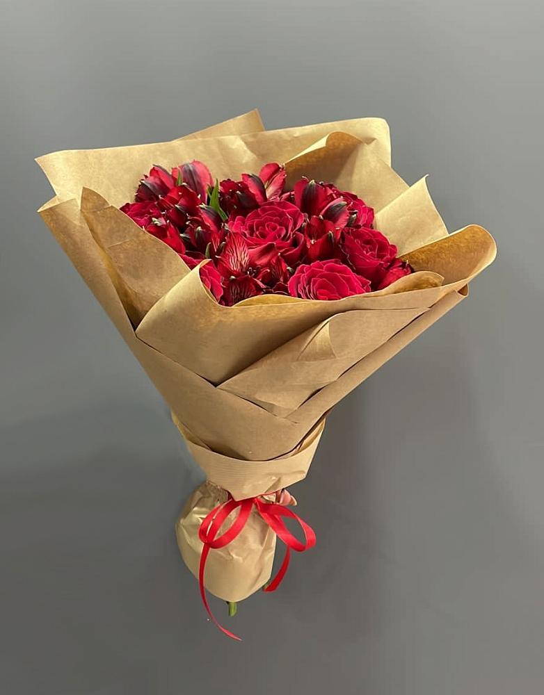 Букет цветов из: Альстромерии и Розы в Фельдмаршальском