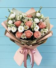 Букет цветов из:  Розы, Альстромерии и Лизиантусы в Фельдмаршальском