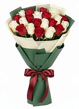 Букет Микс из красных и белых роз в Фельдмаршальском