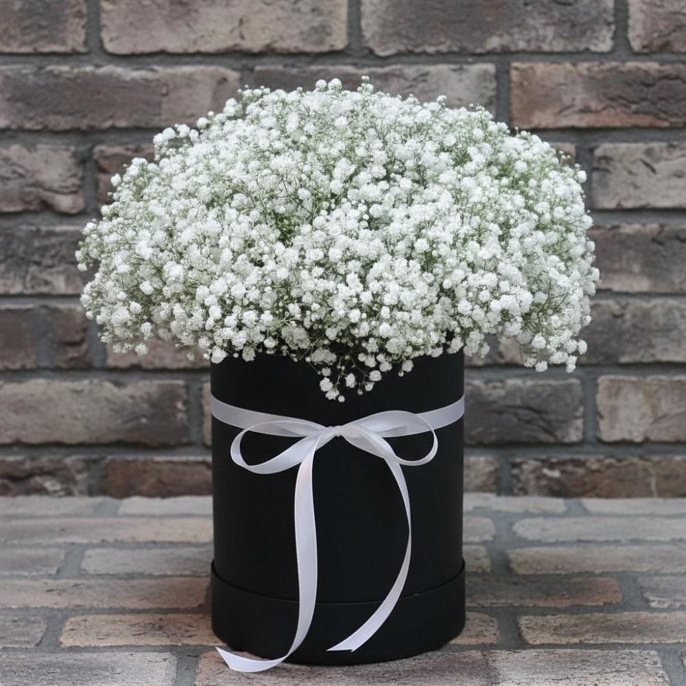 Цветочная композиция из Гипсофила в шляпной коробке в Фельдмаршальском