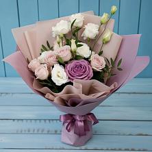 Букет цветов из:  Розы и Лизиантусы в Фельдмаршальском