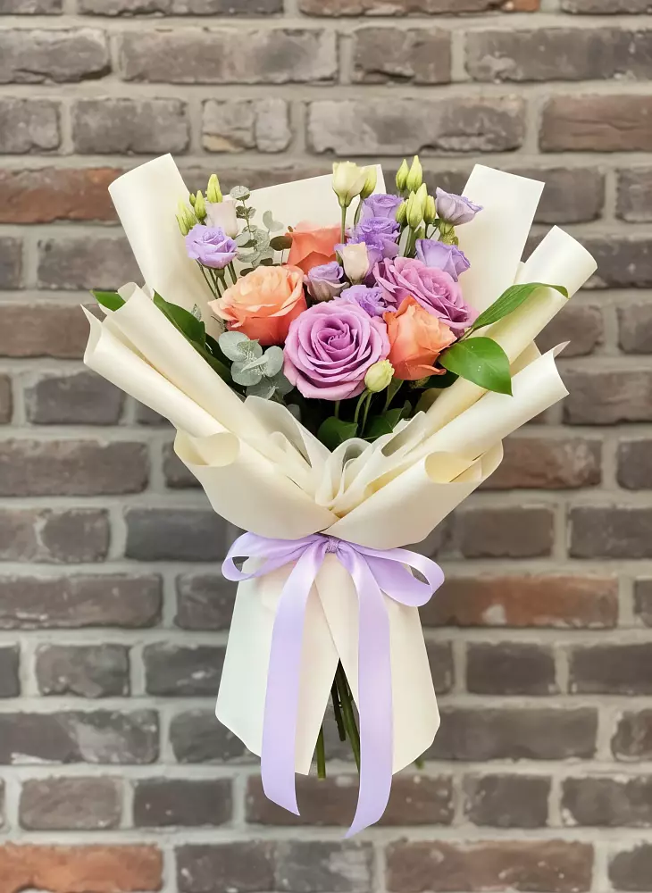 Букет цветов из: Лизиантусы и Розы в Фельдмаршальском