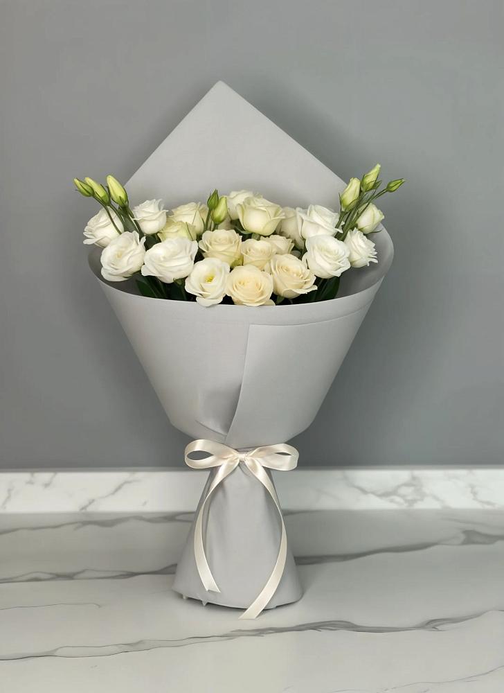 Букет цветов из: Розы и Лизиантусы в Фельдмаршальском