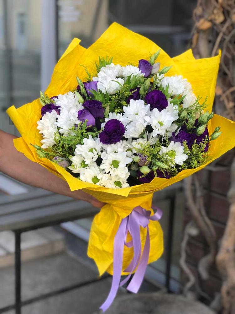 Букет цветов из: Ирисы, Хризантемы и Ромашки в Фельдмаршальском