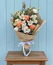 Букет цветов из:  Альстромерии, Лизиантусы, Розы и Хризантемы #REPLACE_PRED# Фельдмаршальском