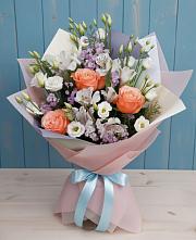 Букет цветов из:  Лизиантусы, Розы, Альстромерии и Гипсофила в Фельдмаршальском