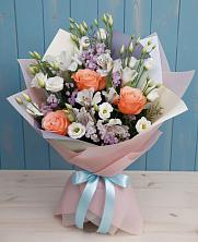 Букет цветов из:  Лизиантусы, Розы, Альстромерии и Гипсофила в Фельдмаршальском