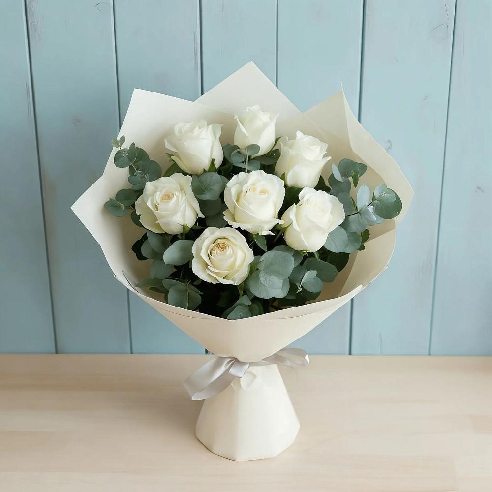 Букет Белые розы в Эвкалипте в Фельдмаршальском