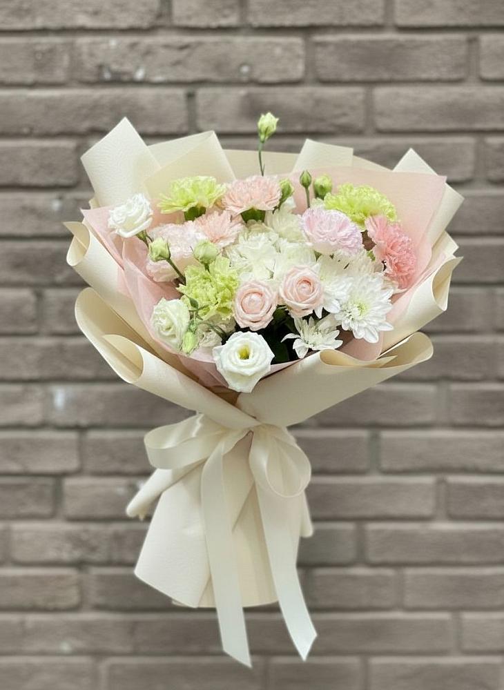 Букет цветов из: Гвоздики, Розы, Лизиантусы и Хризантемы в Фельдмаршальском