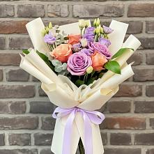 Букет цветов из:  Лизиантусы и Розы #REPLACE_PRED# Фельдмаршальском