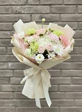 Букет цветов из:  Гвоздики, Розы, Лизиантусы и Хризантемы в Фельдмаршальском