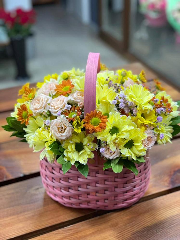 Цветочная композиция из Хризантемы и Розы в корзине в Фельдмаршальском