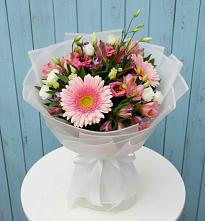 Букет цветов из:  Герберы, Альстромерии и Лизиантусы в Фельдмаршальском