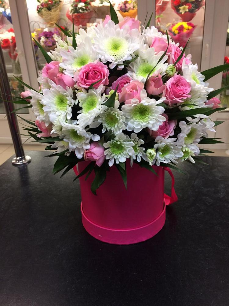 Цветочная композиция из Розы и Хризантемы в шляпной коробке в Фельдмаршальском