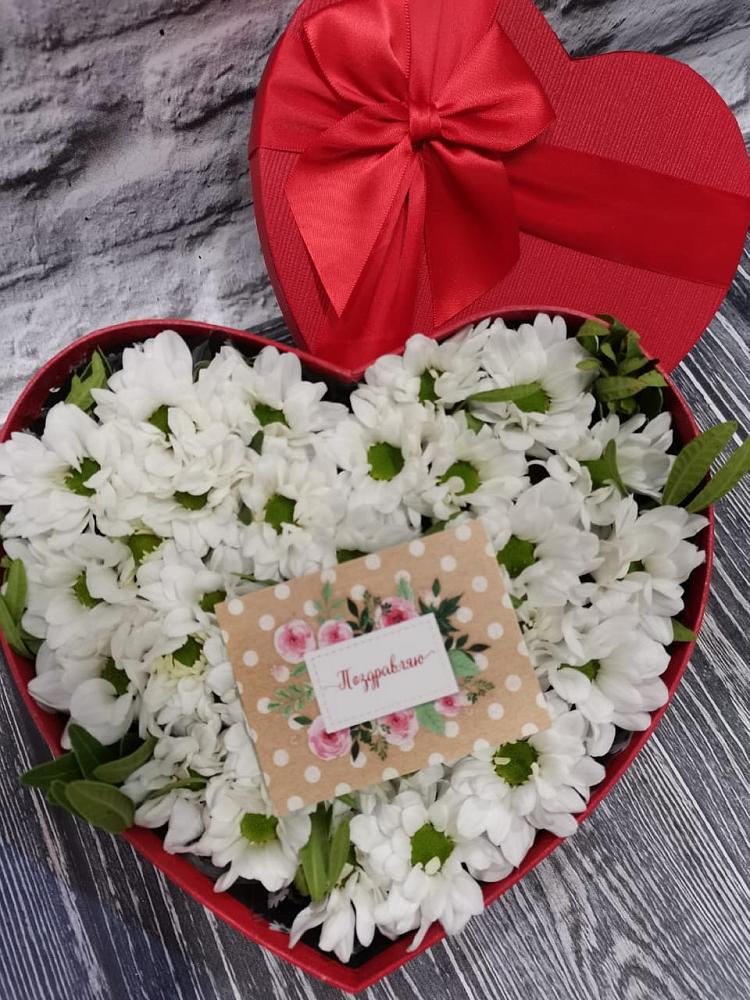 Цветочная композиция из Хризантемы в виде сердца в Фельдмаршальском