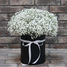 Цветочная композиция из Гипсофила в шляпной коробке в Фельдмаршальском
