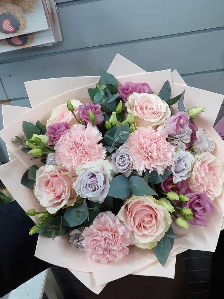 Букет цветов из: Розы, Гвоздики и Лизиантусы в Фельдмаршальском