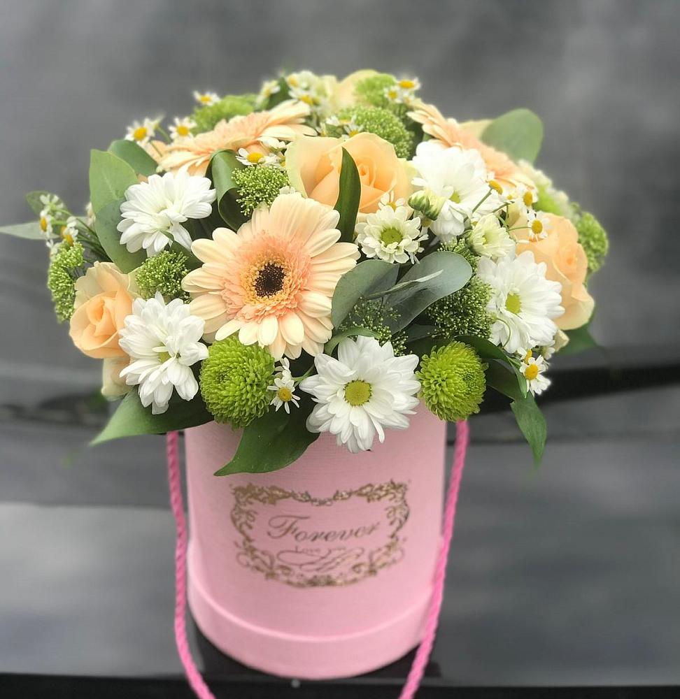 Цветочная композиция из Розы, Герберы и Хризантемы в шляпной коробке в Фельдмаршальском