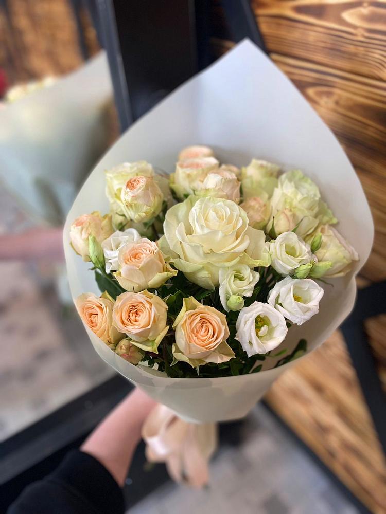 Букет цветов из: Розы и Лизиантусы в Фельдмаршальском